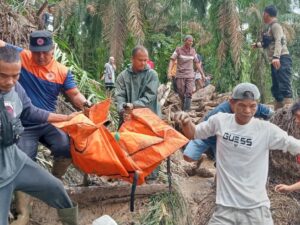 Proses evakuasi korban banjir bandang atau galodo di Salareh Aia, Palembayan, Kabupaten Agam, Jumat (27/11/2025. BPBD