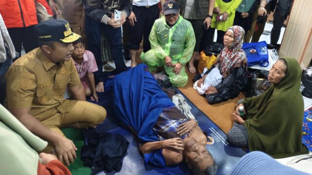 Tinjau Banjir di Ulakan Padang Pariaman, Wagub Sumbar Vasko Prioritaskan Keselamatan Warga