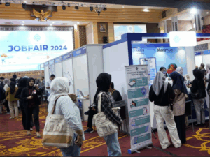 Keramaian pengunjung di job fair yang diselenggarakan Pemprov Sumbar beberapa waktu lalu.