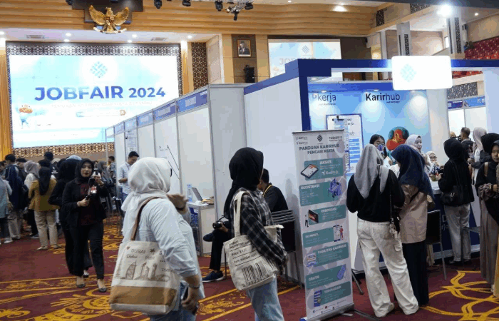 Keramaian pengunjung di job fair yang diselenggarakan Pemprov Sumbar beberapa waktu lalu.