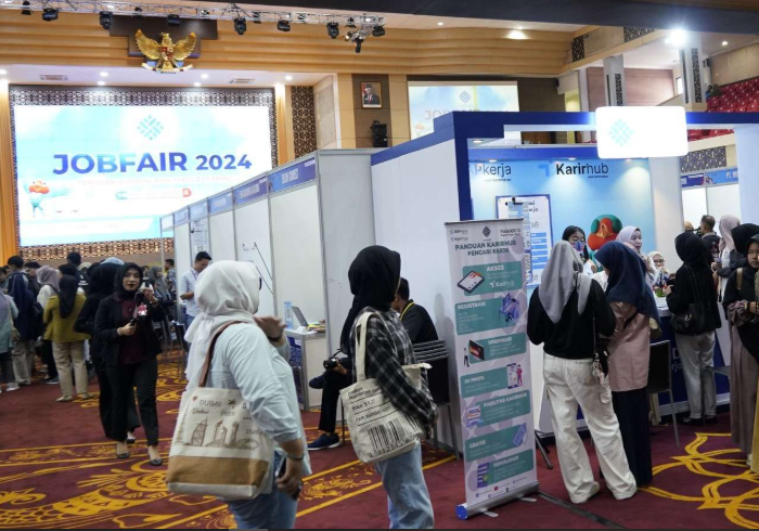 Kegundahan Fresh Graduate Mencari Kerja: Saingan Banyak, Lowongan Minim