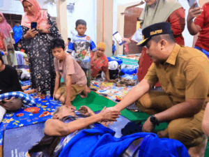 Masyarakat terdampak banjir Padang Pariaman di tempat pengungsian sementara.