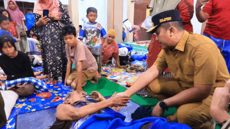 Masyarakat terdampak banjir Padang Pariaman di tempat pengungsian sementara.