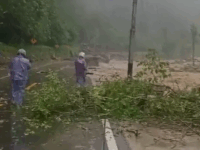 Jalan nasional Lembah Anai kembali putus setelah diterjang arus banjir pada Jumat pagi 27 November 2025.