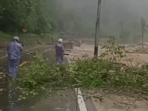 Jalan nasional Lembah Anai kembali putus setelah diterjang arus banjir pada Jumat pagi 27 November 2025.