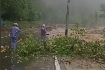 Jalan nasional Lembah Anai kembali putus setelah diterjang arus banjir pada Jumat pagi 27 November 2025.