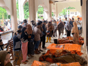 Proses evakuasi korban banjir bandang atau galodo di Salareh Aia, Palembayan, Kabupaten Agam, Jumat (27/11/2025. BPBD