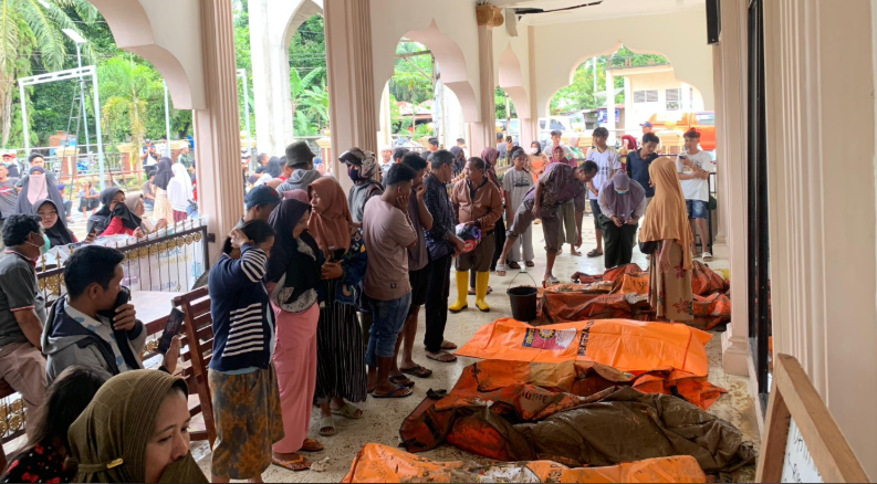 Proses evakuasi korban banjir bandang atau galodo di Salareh Aia, Palembayan, Kabupaten Agam, Jumat (27/11/2025. BPBD