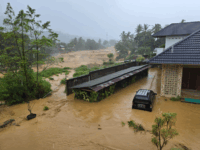 Banjir bandang merendam pemukiman wawrga di Kota Padang, Jumat (28/11/2025). BPBD