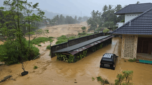 Banjir bandang merendam pemukiman wawrga di Kota Padang, Jumat (28/11/2025). BPBD