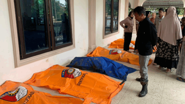 Proses evakuasi korban banjir bandang atau galodo di Salareh Aia, Palembayan, Kabupaten Agam, Jumat (27/11/2025. BPBD