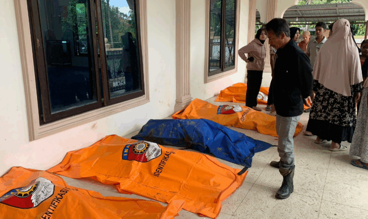 Proses evakuasi korban banjir bandang atau galodo di Salareh Aia, Palembayan, Kabupaten Agam, Jumat (27/11/2025. BPBD