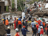 Proses evakuasi korban galodo di kawasan jembatan kembar, Silaing Bawah, Padang Panjang, Sabtu (29/11/2025). BPBD
