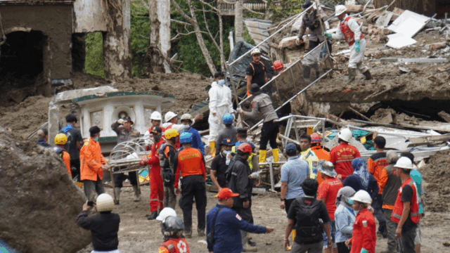 Proses evakuasi korban galodo di kawasan jembatan kembar, Silaing Bawah, Padang Panjang, Sabtu (29/11/2025). BPBD