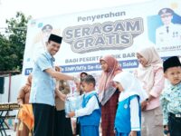 Pemkab Solok Selatan menyalurkan sebanyak 1.200 stel seragam sekolah gratis bagi murid baru di Kecamatan Pauh Duo untuk Tahun Ajaran