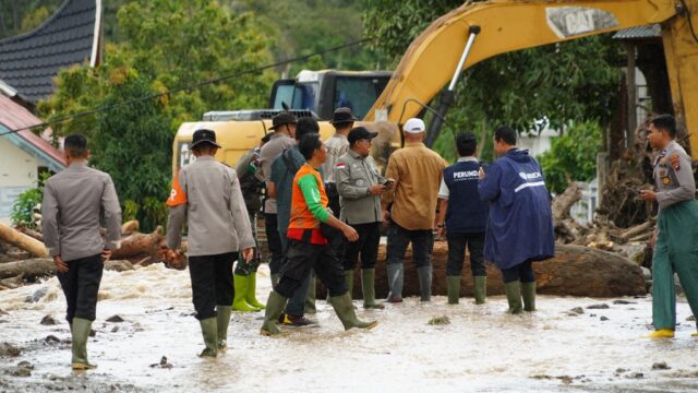 Bupati Tanah Datar, Eka Putra kembali meninjau kondisi pasca galodo atau banjir bandang di Kecamatan Batipuh Selatan, Sabtu (29/11/2025).