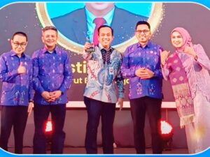 Dirut Bank Nagari Terima Penghargaan Achievement Motivation Person dari KI Sumbar