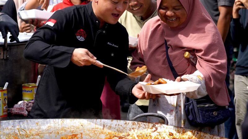 Food Vloger Bobon Santoso Masak Besar untuk Korban Bencana di Padang, Sediakan 10.000 Porsi Sehari