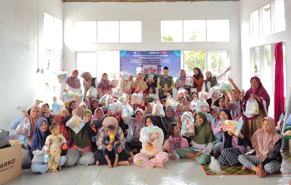 Tim PKM Tanggap Darurat Bencana UM Sumbar Lakukan Pendampingan Lansia di Kampung Lapai