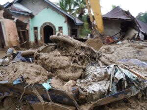 Demokrat Sumbar Kerahkan 3 Alat Berat Bersihkan Material Banjir dan Longsor di Agam