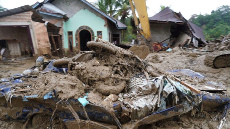 Demokrat Sumbar Kerahkan 3 Alat Berat Bersihkan Material Banjir dan Longsor di Agam