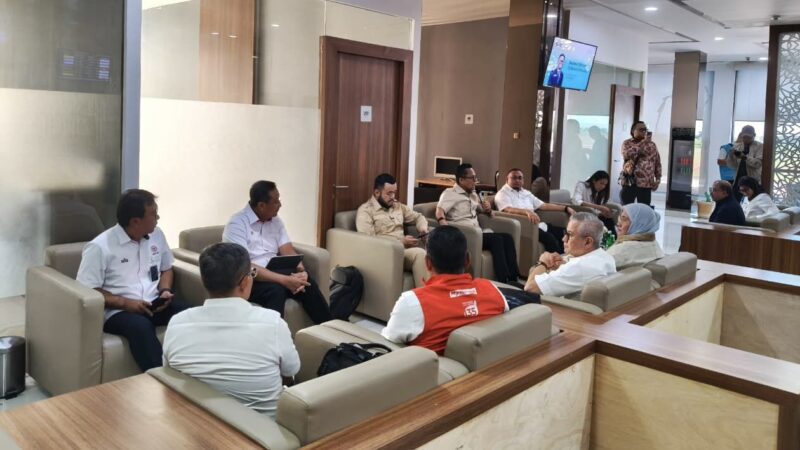 Tiba di Padang, Kepala BP BUMN Dony Oskaria: Kita Mesti Bergerak Cepat Bantu Korban Bencana