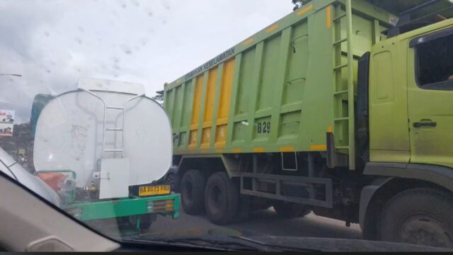 Macet Horor di Sitinjau Lauik, Pengendara Terjebak Lebih 11 Jam di Jalur Solok-Padang