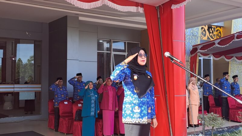 Pemkab Dharmasraya melaksanakan upacara peringatan Hari Korps Pegawai Republik Indonesia (Korpri) ke-54. Upacara ini digelar di halaman