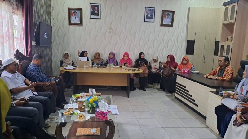 Kepala Dukcapil Dharmasraya, Ramilus, menandatangani Kesepakatan Kerja Sama Inovasi Pencatatan Golongan Darah