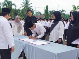 Penjabat Sekretaris Daerah Kabupaten Dharmasraya, Jasman Dt Rajo Bendang memimpin pengambilan sumpah dan janji 1.316 PPPK Paruh Waktu