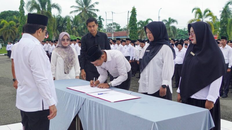Penjabat Sekretaris Daerah Kabupaten Dharmasraya, Jasman Dt Rajo Bendang memimpin pengambilan sumpah dan janji 1.316 PPPK Paruh Waktu