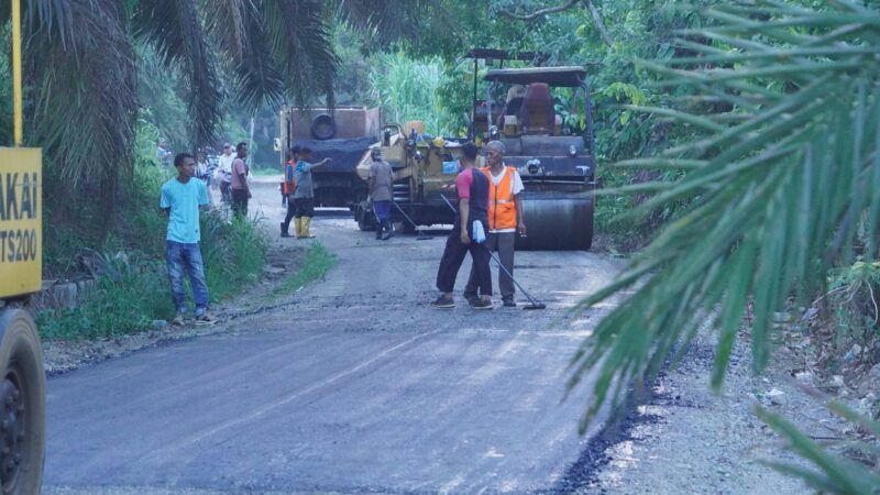Penantian panjang warga Kecamatan Tiuman, Kabupaten Dharmasraya, selama lebih dari 15 tahun untuk bisa menikmati jalan mulus di daerahnya