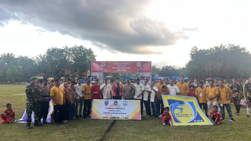 Bupati Dharmasraya, Annisa Suci Ramadhani membuka secara resmi Turnamen Sepak Bola Bupati Cup I dalam rangka Hari Ulang Tahun (HUT) Kabupaten