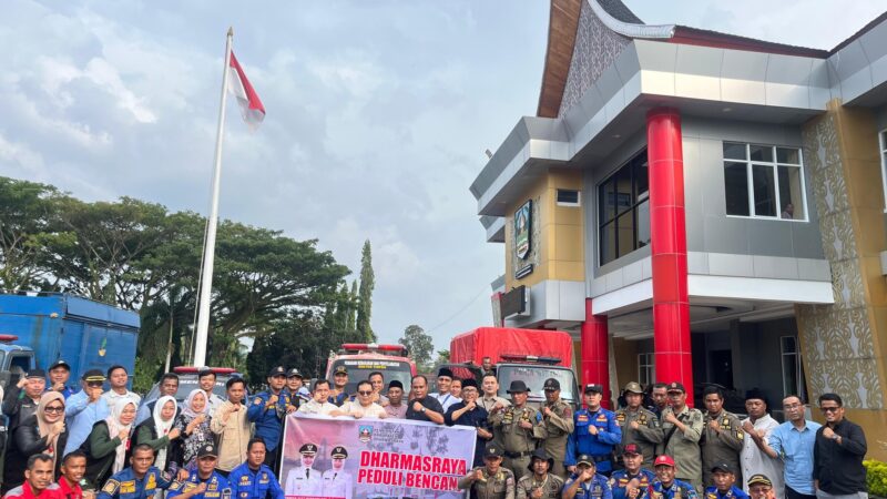 Sebanyak 55 Relawan Peduli Bencana Kabupaten Dharmasraya resmi diberangkatkan untuk membantu percepatan pemulihan pascabanjir bandang