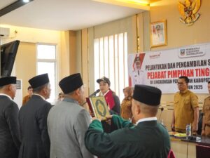 Bupati Dharmasraya, Annisa Suci Ramadhani melantik dan mengambil sumpah lima Pejabat Pimpinan Tinggi Pratama di lingkungan Pemkab Dharmasraya