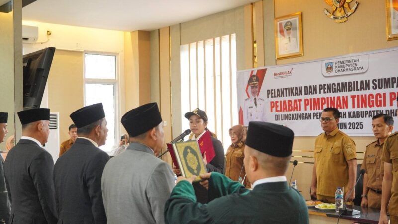 Bupati Dharmasraya, Annisa Suci Ramadhani melantik dan mengambil sumpah lima Pejabat Pimpinan Tinggi Pratama di lingkungan Pemkab Dharmasraya