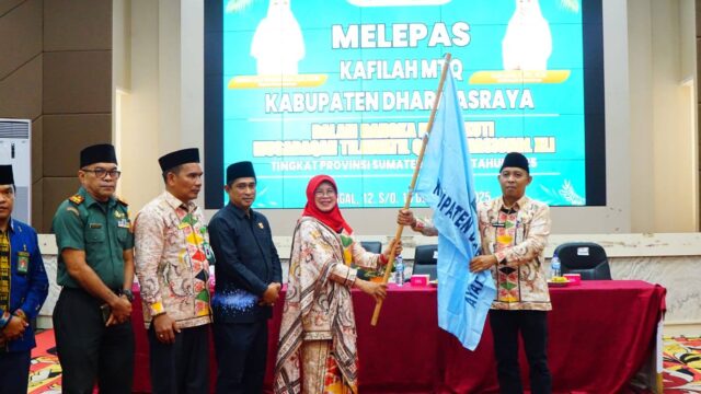 Wakil Bupati Dharmasraya, Leli Arni melepas keberangkatan kafilah daerah tersebut untuk mengikuti MTQ Nasional Tingkat Sumbar di Auditorium
