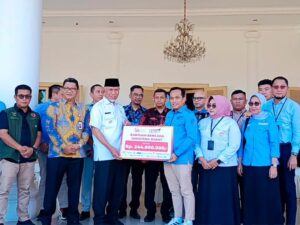 Bank Nagari dan FK-IJK Sumbar Salurkan Bantuan Rp244 Juta untuk Korban Bencana Sumbar