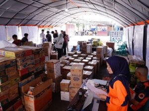 Bank Nagari Serahkan 39 Paket Bantuan Peralatan Rumah Tangga untuk Korban Galodo Padang Panjang