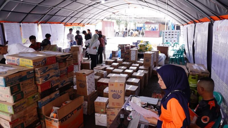 Bank Nagari Serahkan 39 Paket Bantuan Peralatan Rumah Tangga untuk Korban Galodo Padang Panjang