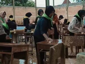 ASN Pemko Padang Goro Bersihkan SMAN 12 yang Terdampak Banjir Bandang
