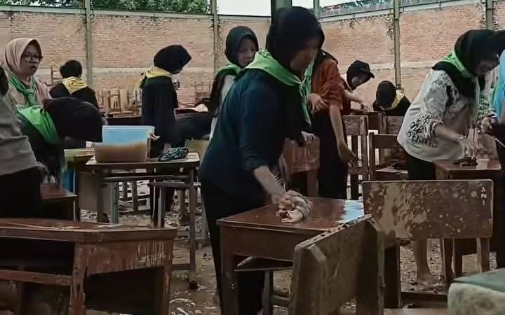 ASN Pemko Padang Goro Bersihkan SMAN 12 yang Terdampak Banjir Bandang