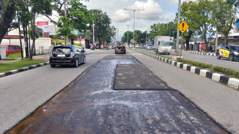 Banyak Jalan Berlubang Usai Banjir, Dinas PUPR Padang Lakukan Penambalan