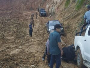 Bupati Pasbar Pastikan Akses Longsor Transmigrasi Aek Nabirong Dapat Dilewati
