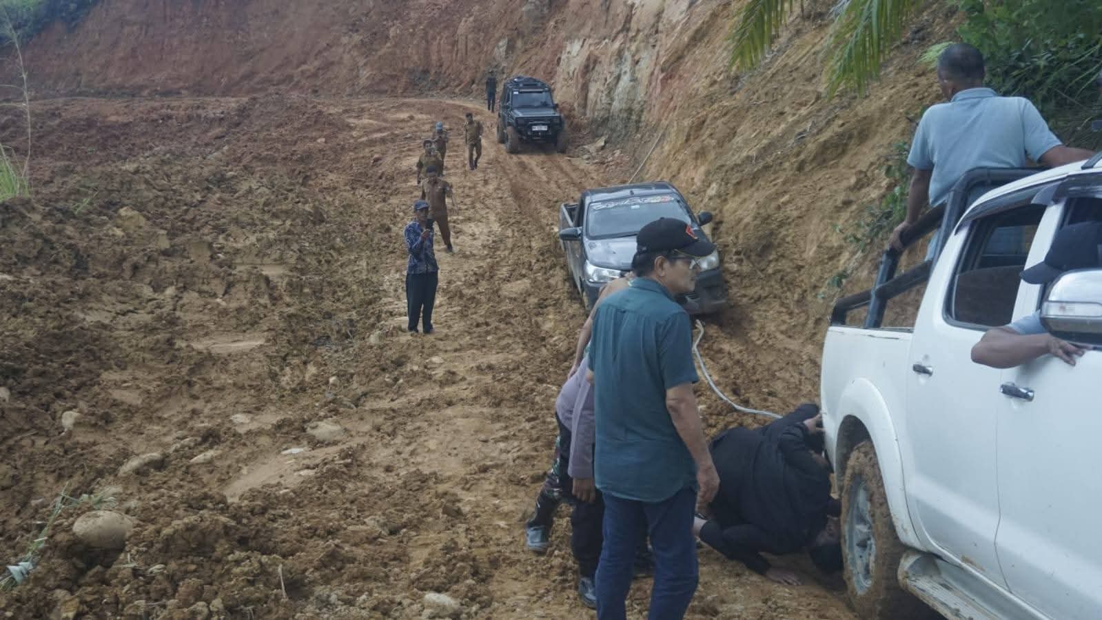 Bupati Pasbar Pastikan Akses Longsor Transmigrasi Aek Nabirong Dapat Dilewati