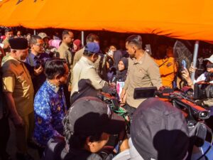 Tinjau Korban Bencana di Padang Pariaman, Presiden Prabowo Bagikan Bantuan Sembako