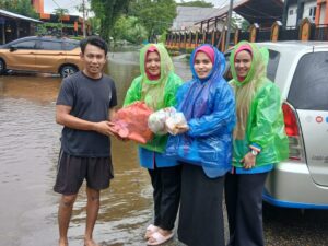 Yayasan Semen Padang dan PTSP Salurkan Donasi untuk Korban Banjir di Kota Padang