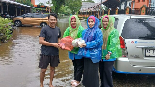 Yayasan Semen Padang dan PTSP Salurkan Donasi untuk Korban Banjir di Kota Padang