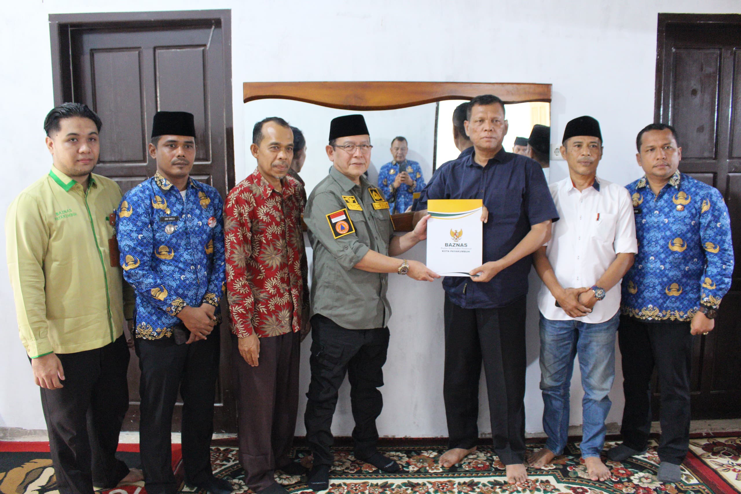 Pemko dan Baznas Payakumbuh Serahkan Bantuan Sosial ke Warga Korban Galodo Jembatan Kembar Padang Panjang