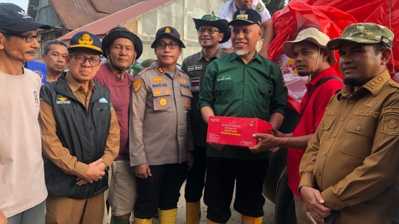 Tinjau Korban Bencana di Junjung Sirih, Gubernur Sumbar Serahkan Bantuan Senilai Rp68 Juta